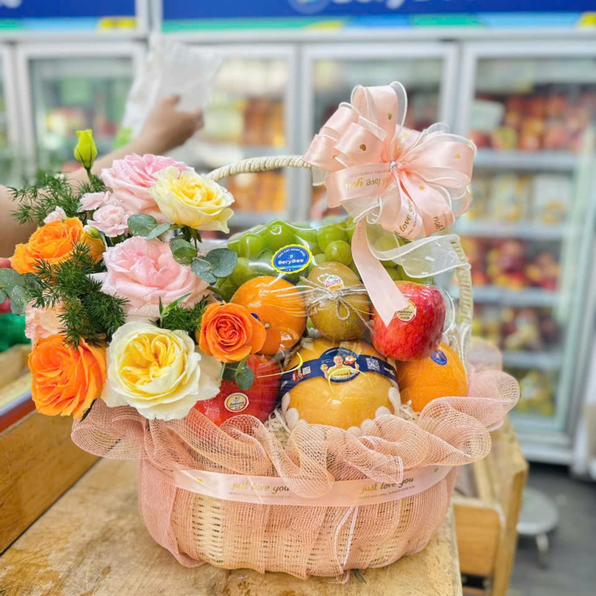 GIỎ QUÀ KÈM HOA TƯƠI