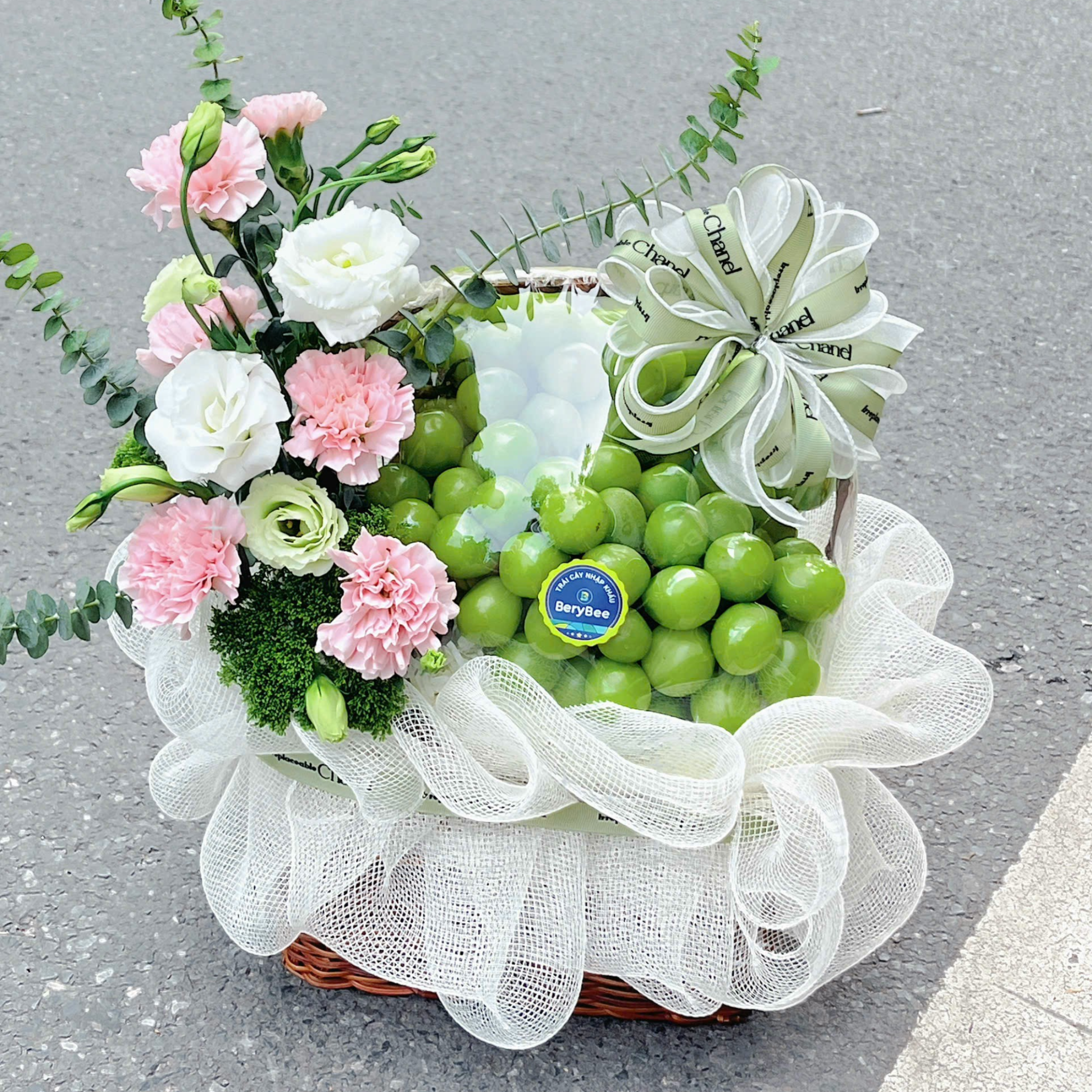 GIỎ NHO KÈM HOA TƯƠI
